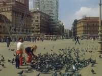Trg Republike (današnji Trg bana Jelačića) 1983. godine, hranjenje golubova.jpg